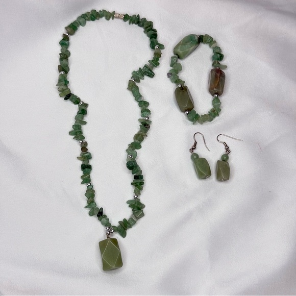 Green Gemstone Beads Jewelry Set - Picture 3 of 3